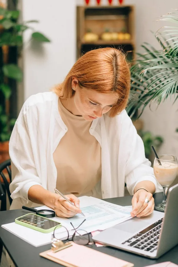 Person arbeitet an Dokumenten